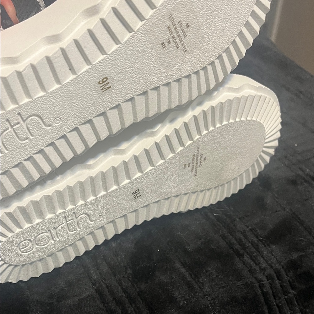 NEW!  Earth Black and White Women's Sandals - Picture 3 of 5